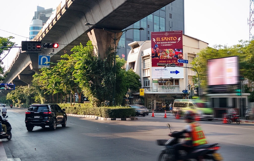 ผลงานติดตั้งบิลบอร์ด บริเวณปากซอยสุขุวิท 22 กรุงเทพฯ