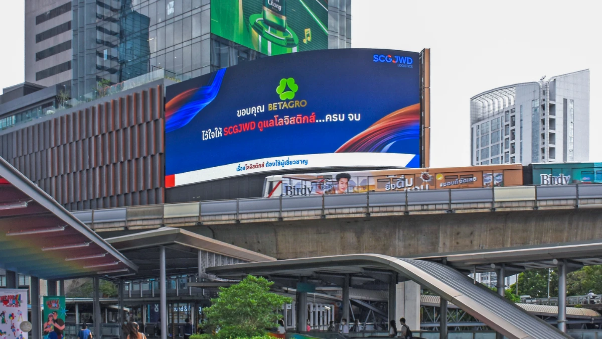 โฆษณา LED Outdoor แสดงภาพเคลื่อนไหวคมชัดบนถนนสายหลัก