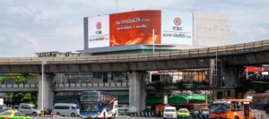 blog-choosing-led-digital-display-location-audience จอ LED โฆษณาริมถนนในทำเลที่มีผู้คนสัญจร