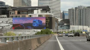 blog-led-billboard-still-image-vs-video-creative ป้ายโฆษณา LED แสดงครีเอทีฟวิดีโอบนจอริมถนนในเมือง