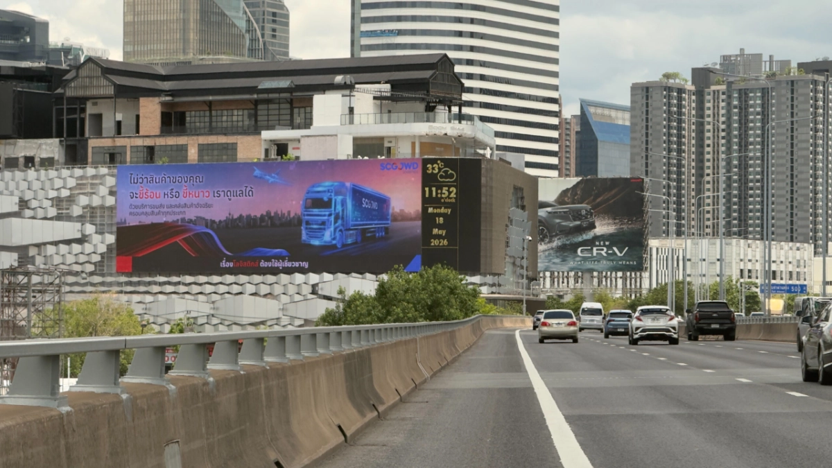 ป้ายโฆษณา LED แสดงครีเอทีฟวิดีโอบนจอริมถนนในเมือง